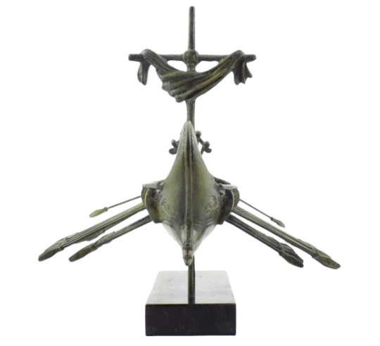 Escultura de bronce de la antigua trirreme...