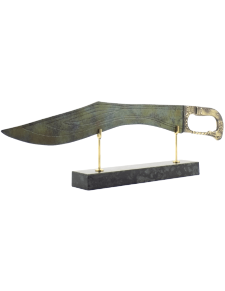Espada larga de bronce o Kopis macedonio, grabados y pomo con cabeza de caballo
