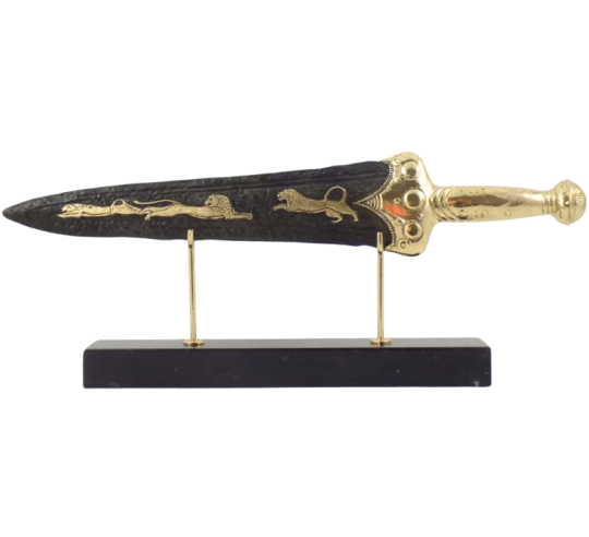 Daga de bronce con motivos de pelea de leones,...