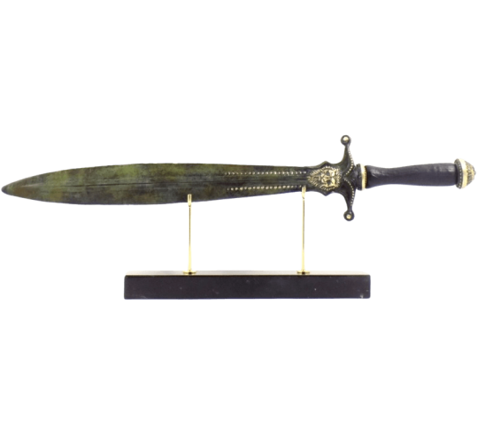 Espada corta de bronce o Xifos con motivos de...