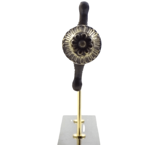 Espada corta de bronce o Xifos con motivos de...