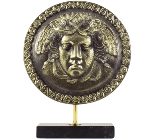 Escudo de bronce adornado con el rostro de Medusa, símbolo de protección contra los enemigos y el mal