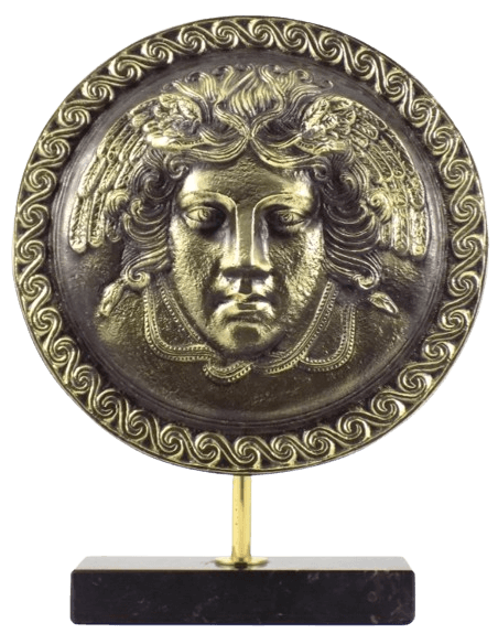 Escudo de bronce adornado con el rostro de Medusa, símbolo de protección contra los enemigos y el mal