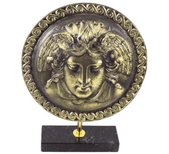 Escudo de bronce adornado con el rostro de...