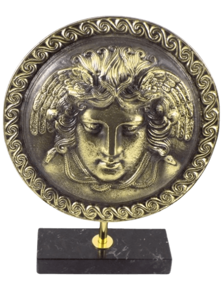 Escudo de bronce adornado con el rostro de Medusa, símbolo de protección contra los enemigos y el mal