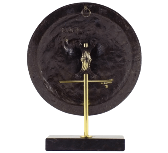 Escudo de bronce adornado con el rostro de...