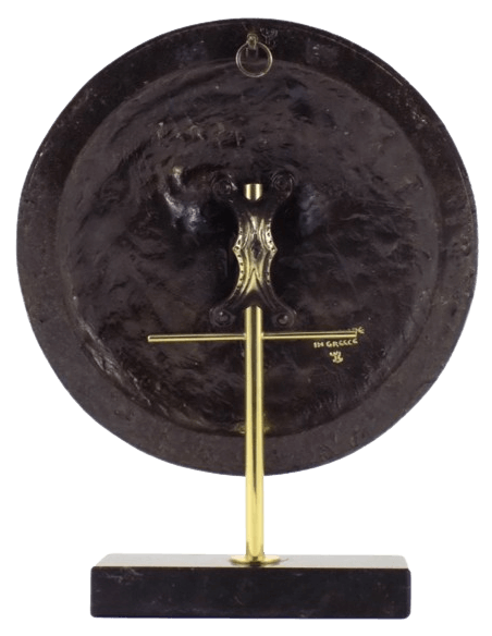 Escudo de bronce adornado con el rostro de Medusa, símbolo de protección contra los enemigos y el mal