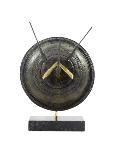 Bouclier en Bronze de Léonidas roi de Sparte, criblé des flèches des armées de Xerxès roi de Perse, bataille des Thermopyles