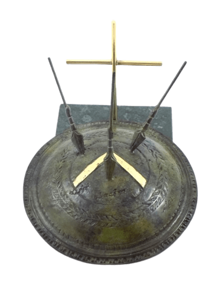 Bouclier en Bronze de Léonidas roi de Sparte, criblé des flèches des armées de Xerxès roi de Perse, bataille des Thermopyles