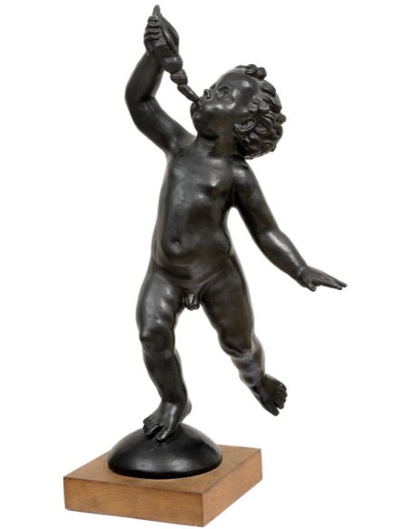 Estatua de Bronce de un Putto Encantador Soplándole a una Concha
