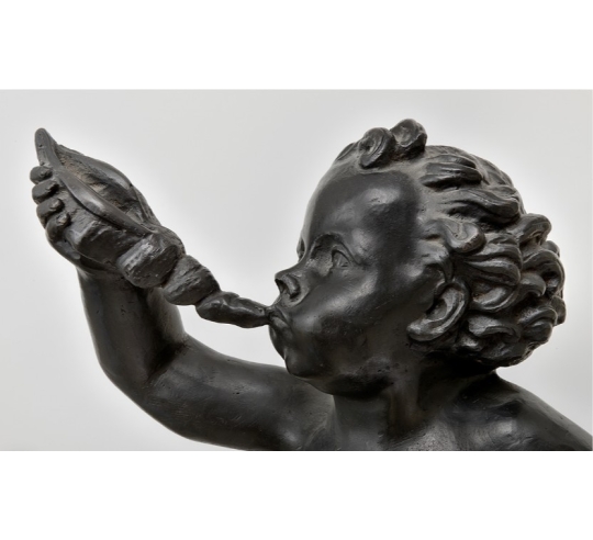 Estatua de Bronce de un Putto Encantador...