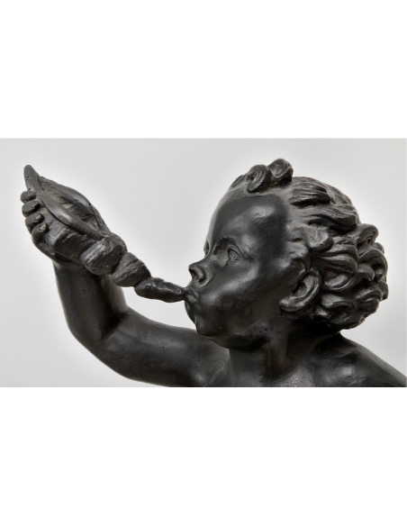Estatua de Bronce de un Putto Encantador Soplándole a una Concha