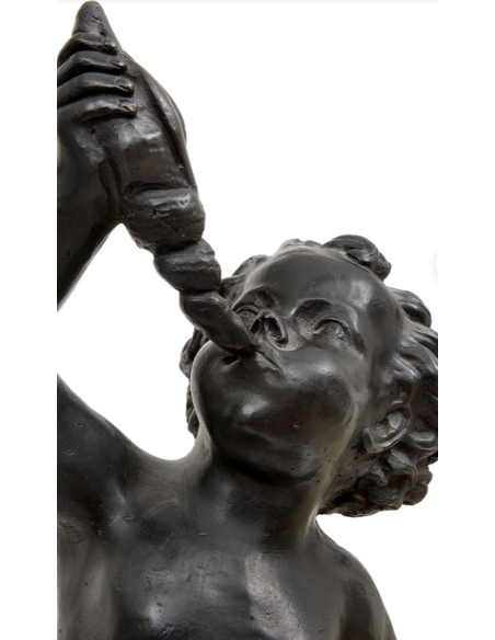Estatua de Bronce de un Putto Encantador Soplándole a una Concha