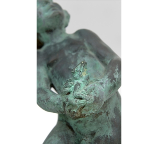 Statue en Bronze patiné : Putto jouant avec une...