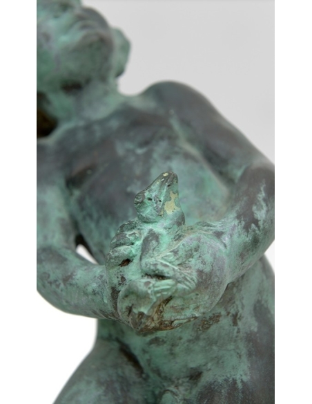 Statue en Bronze patiné : Putto jouant avec une Grenouille