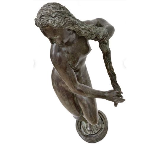 Estatua de Bronce: Joven Mujer Saliendo del...