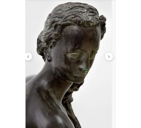 Estatua de Bronce: Joven Mujer Saliendo del...