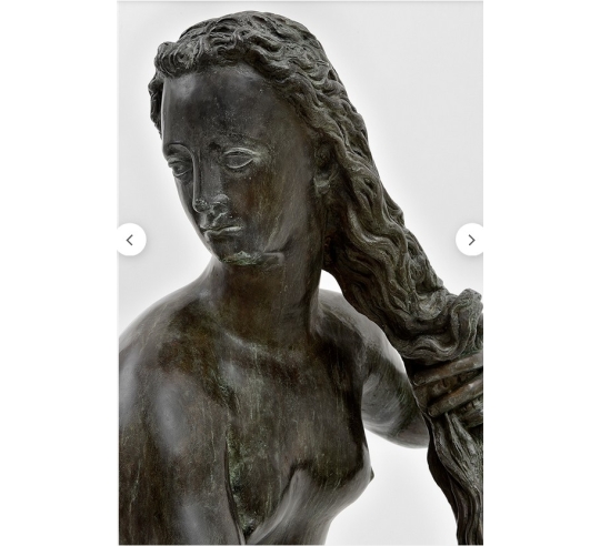 Estatua de Bronce: Joven Mujer Saliendo del...