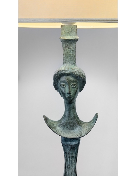 Lampara de suelo de bronce patinado con pantalla: Escultura esbelta de estilo etrusco