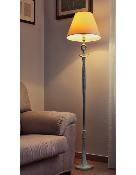 Lampara de suelo de bronce patinado con pantalla: Escultura esbelta de estilo etrusco