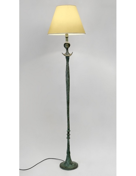 Lampara de suelo de bronce patinado con pantalla: Escultura esbelta de estilo etrusco