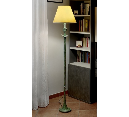Lampe de sol en bronze patiné avec abat-jour :...