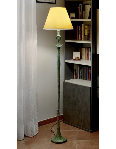 Lampara de suelo de bronce patinado con pantalla: Escultura esbelta de estilo etrusco