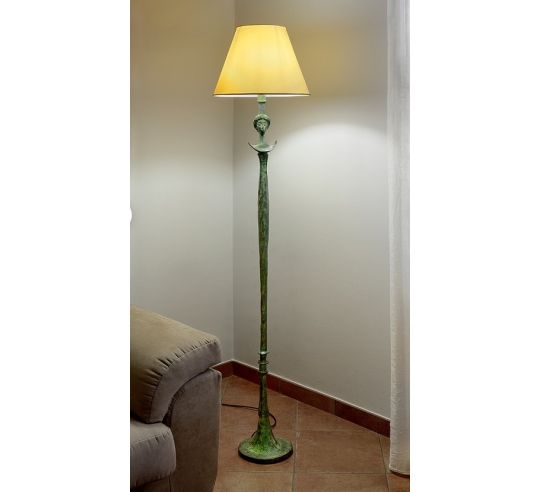 Lampe de sol en bronze patiné avec abat-jour :...