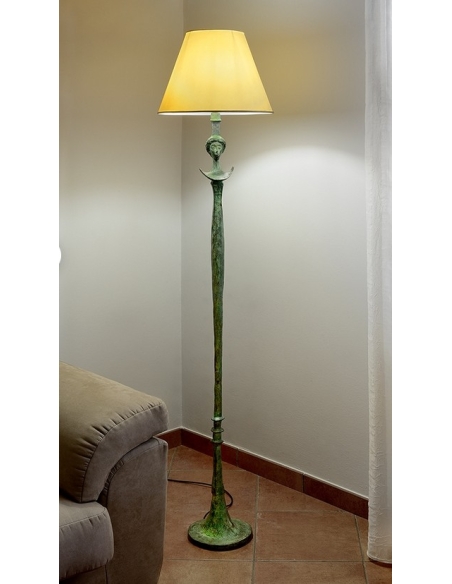 Lampara de suelo de bronce patinado con pantalla: Escultura esbelta de estilo etrusco