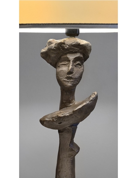 Lámpara de mesa de bronce patinado estilo Giacometti con pantalla
