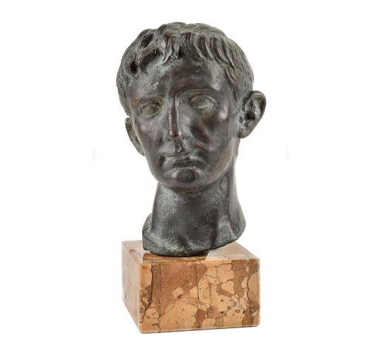 Tête de Jules César en bronze patiné sur base...