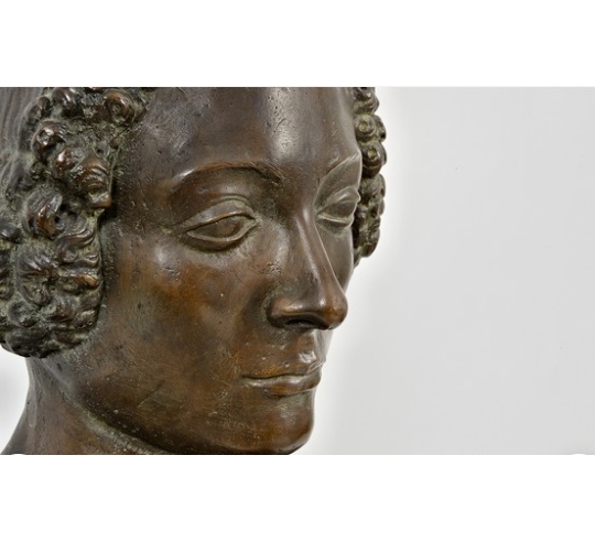 Estatua en Bronce Patinado: Dama con Ramo de...