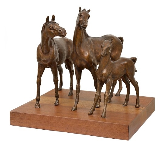 Sculpture en Bronze Patiné : Famille de Chevaux...