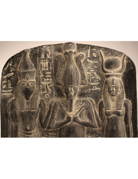 Bas relief d'Horus, d'Isis et d'Osiris
