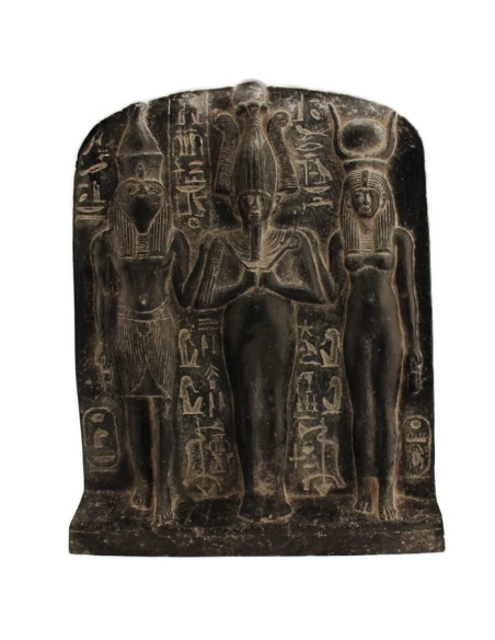Bajorrelieve de la tríada egipcia Horus, Isis y Osiris