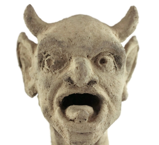 Mocking demon gargoyle by Temarte