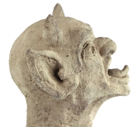 Mocking demon gargoyle by Temarte