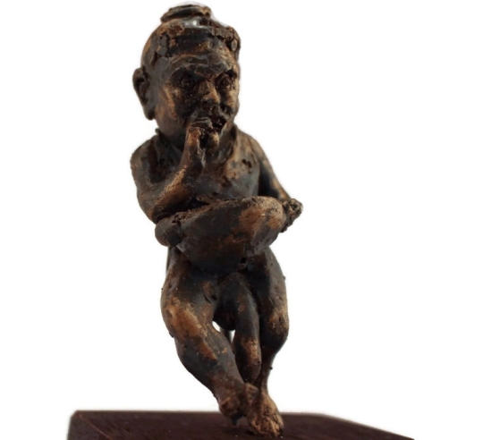Estatua grotesca de un enano