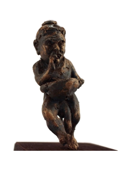 Estatua grotesca de un enano Estatua grotesca de un enano