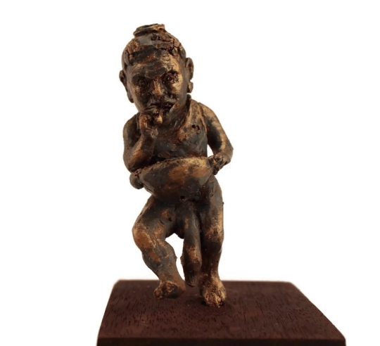 Estatua grotesca de un enano