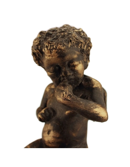 Chérubin assis sur coquille d'escargot