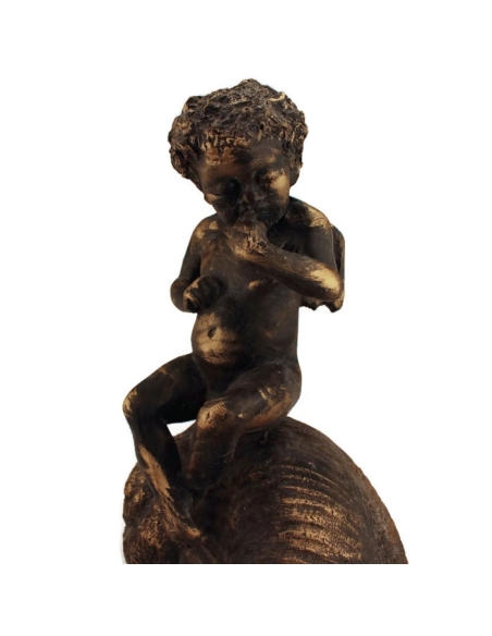 Chérubin assis sur coquille d'escargot