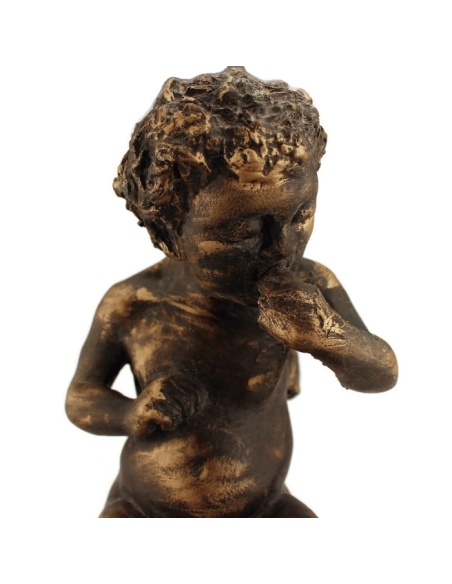 Chérubin assis sur coquille d'escargot