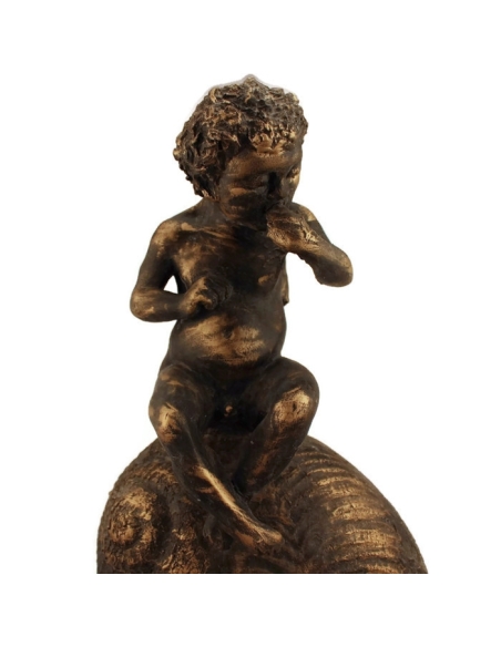 Chérubin assis sur coquille d'escargot