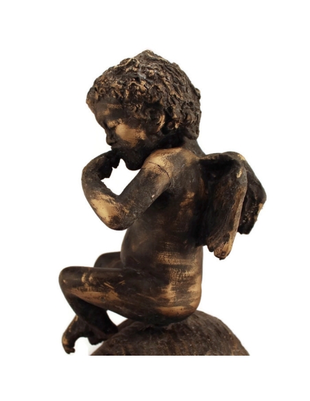 Chérubin assis sur coquille d'escargot