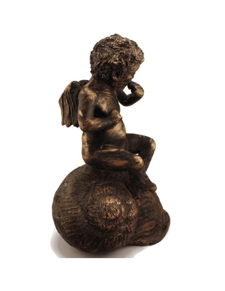 Chérubin assis sur coquille d'escargot