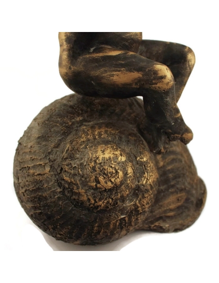 Chérubin assis sur coquille d'escargot