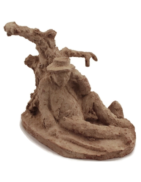 Statuette viel homme se reposant sous un olivier