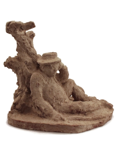 Statuette viel homme se reposant sous un olivier