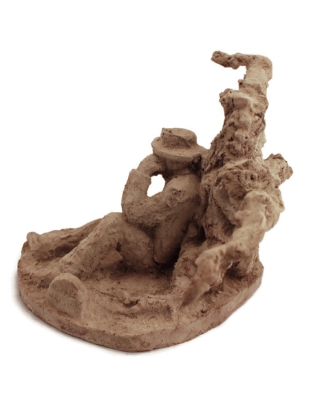 Statuette viel homme se reposant sous un olivier